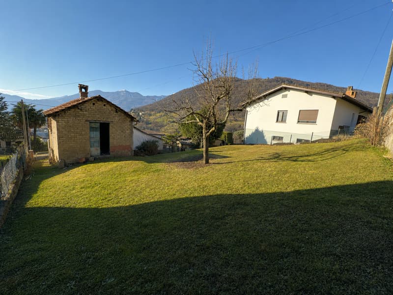 Terreno edificabile con bella vista e soleggiato, casa esistente da demolire (3)