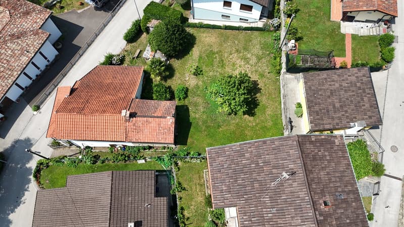 Terreno edificabile con bella vista e soleggiato, casa esistente da demolire (2)