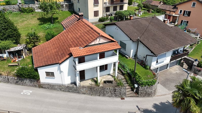 Terreno edificabile con bella vista e soleggiato, casa esistente da demolire (4)