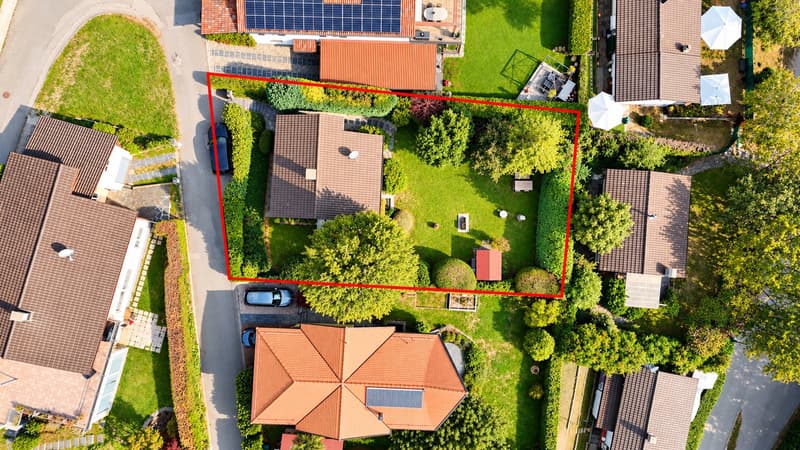 Casa unifamiliare con spazioso giardino pianeggiante (2)