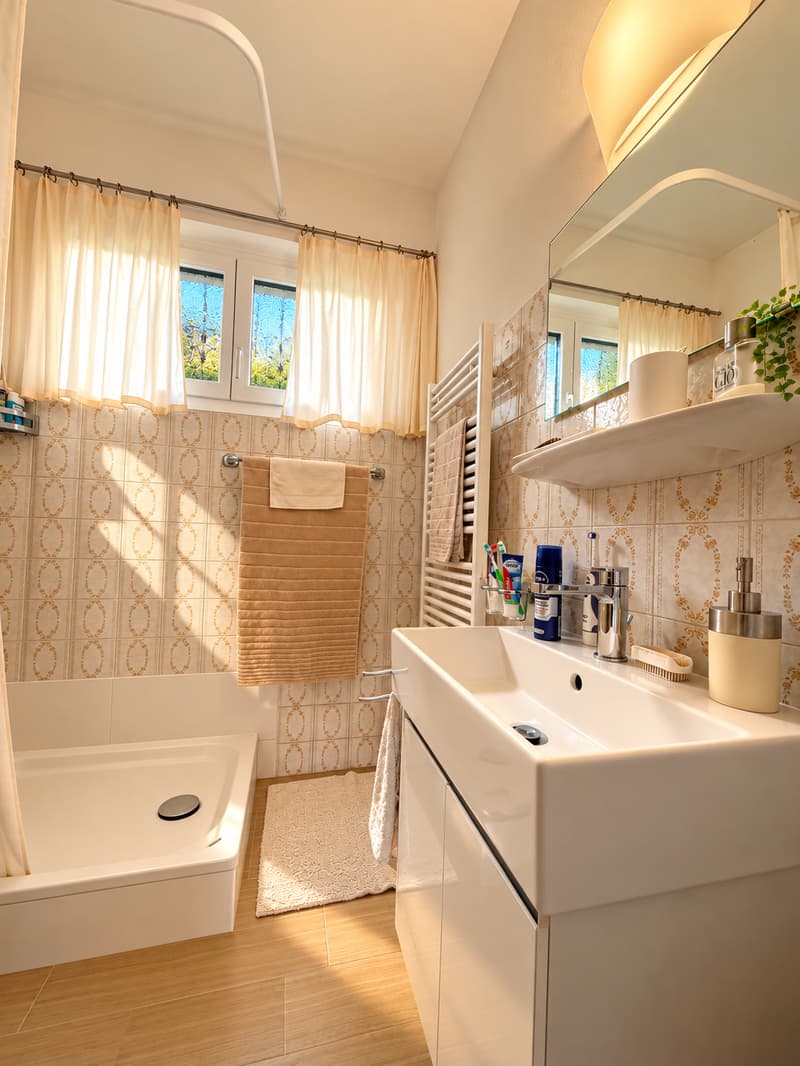 Casa unifamiliare con spazioso giardino pianeggiante (12)