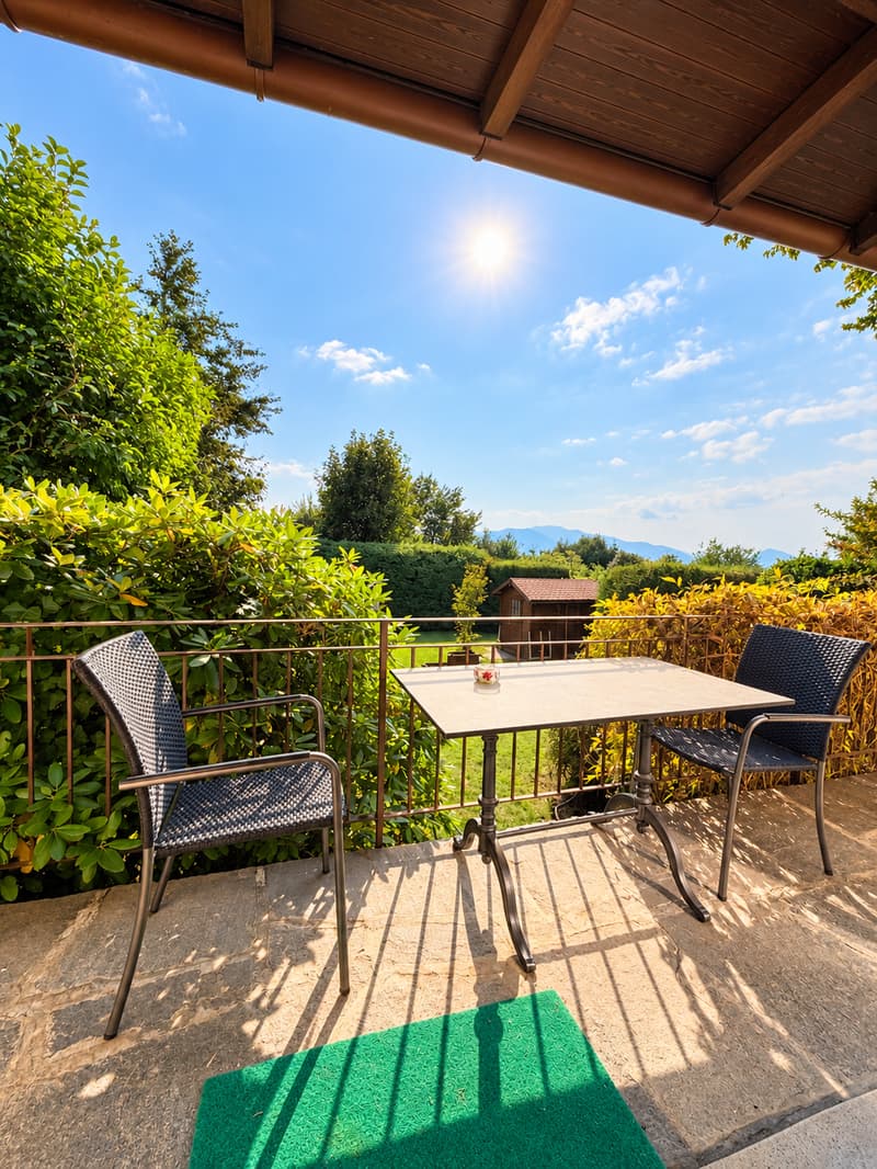Casa unifamiliare con spazioso giardino pianeggiante (8)