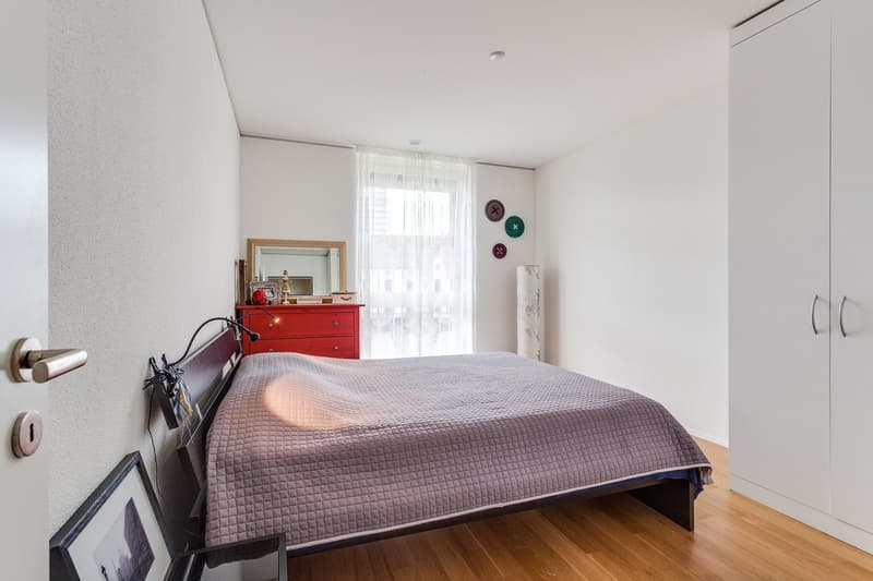 Elternschlafzimmer mit praktischen Einbauschränken