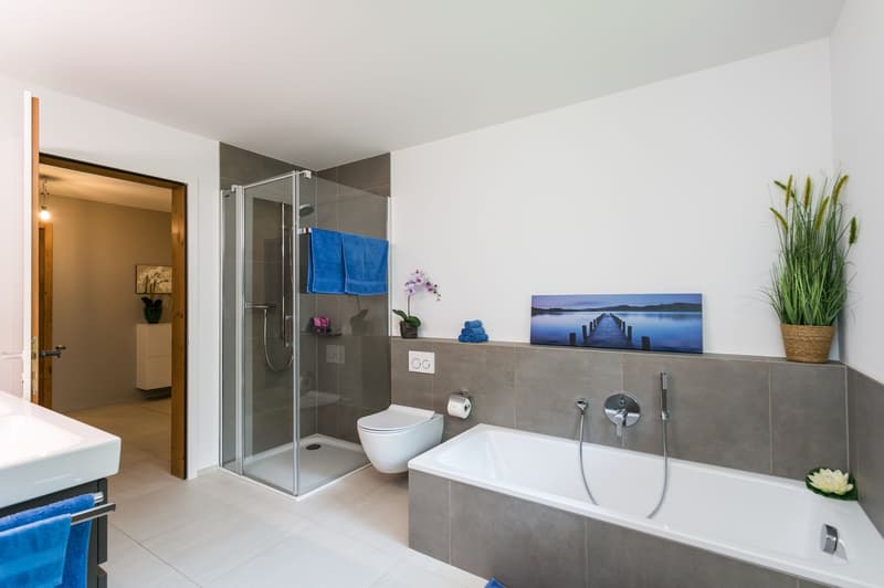 Geräumiges Badezimmer mit Fenster, vom Elternschlafzimmer und Gang zugänglich...
