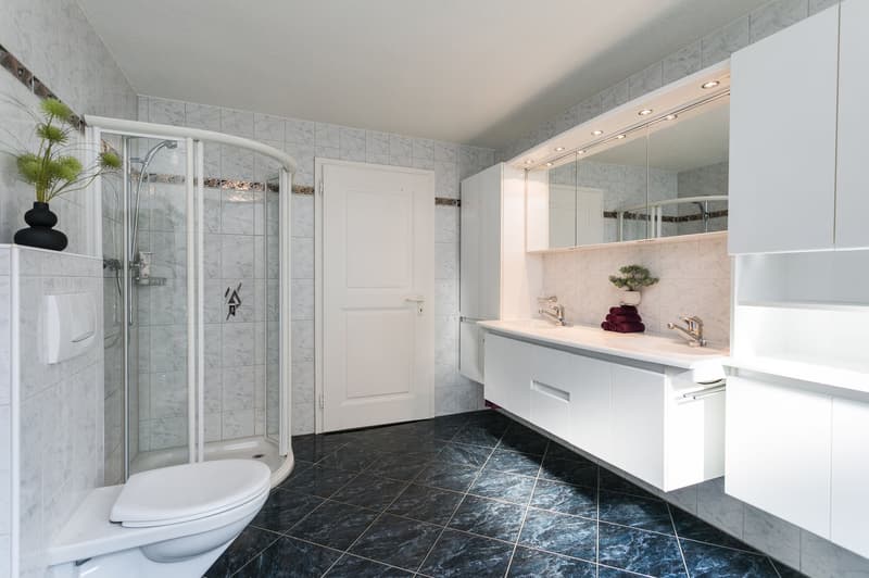 Links und rechts vom Doppellavabo stehen nebst dem Lavabo-Unterschrank praktische Einbauschränke zur Verfügung...
