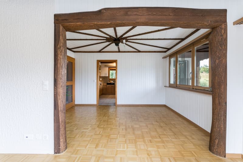 Im Esszimmer ziert ein überdimensionales Wagenrad die schmucke Zimmerdecke...