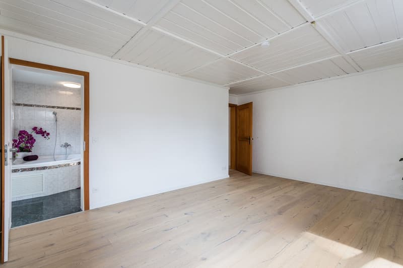 ...mit direktem Zugang zum Ensuite-Badezimmer...