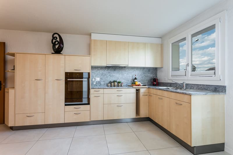 EG: 2.5-Zimmer Einliegerwohnung mit moderner, geräumiger Wohnküche mit Platz für grossen Esstisch...