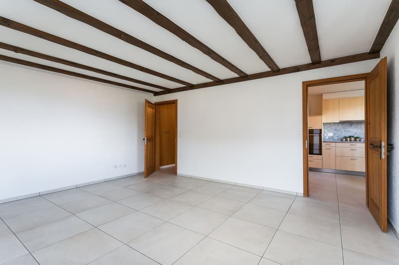 EG: 2.5-Zimmer Wohnung, Wohnzimmer mit Blick zum Gang/Entrée und zur Wohnküche...
