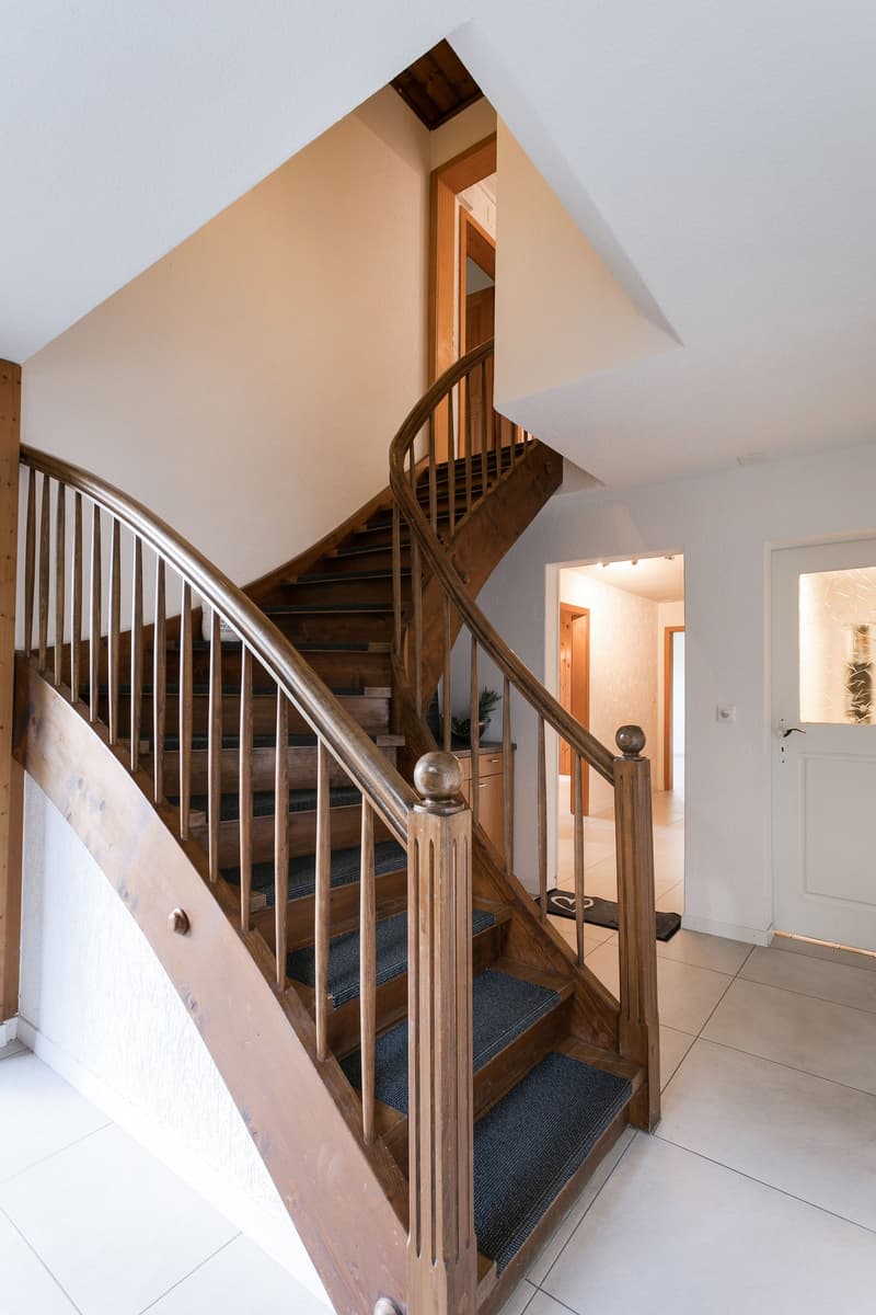 EG: Wohnungstüre links zur Einliegerwohnung, Türe rechts zu den Nebenräumen (Keller und Waschküche), über Treppe gelangt man zum Eingang der OG-Wohnung...