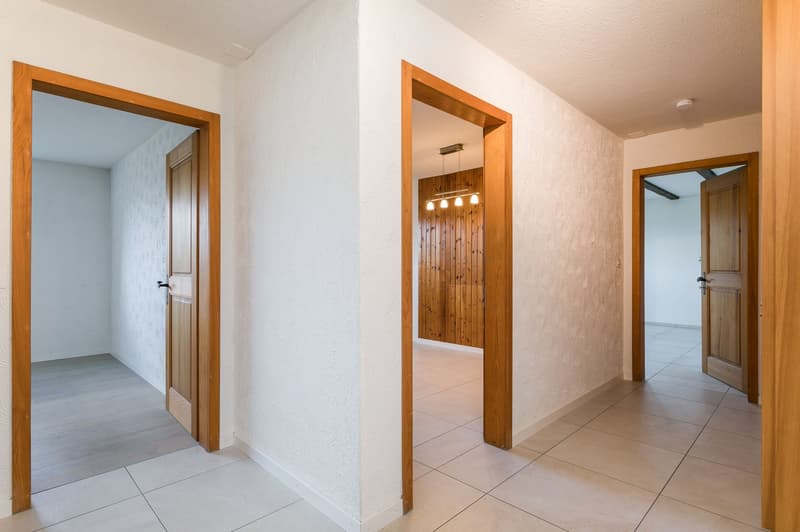 EG: Entrée/Gang der 2.5-Zimmer Einliegerwohnung mit rechts 4-türigem Einbauschrank...