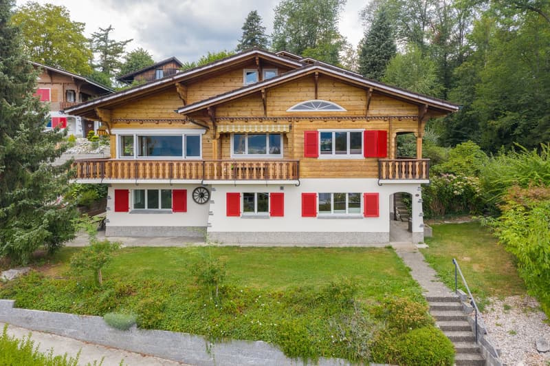 Nordostfassade mit Hauseingang zu den zwei Wohnungen...