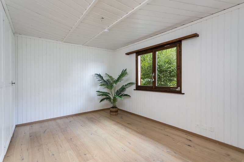 Die beiden Kinderzimmer sind je mit einem 2-türigen Einbauschrank bestückt, welche die Wand zwischen den beiden Räumen darstellen...