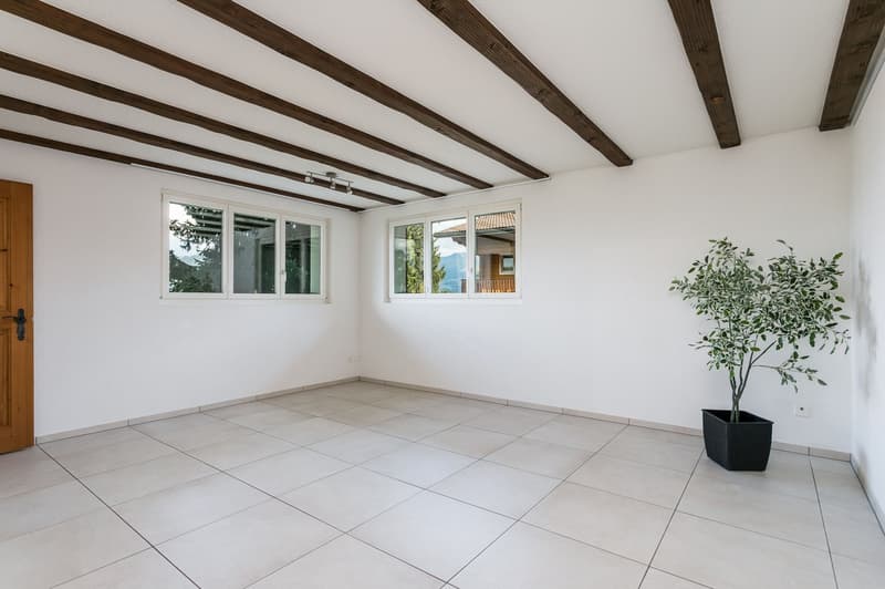 Wohnzimmer mit pflegeleichtem Keramikplattenboden, der in der gesamten Einliegerwohnung verlegt ist...