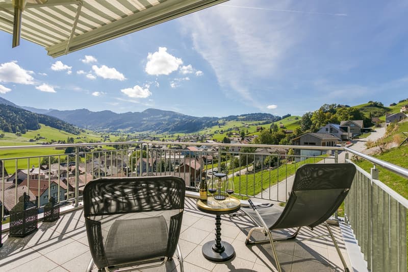 Gleich nach der Küche gehts rechts hinaus zum Sonnenbalkon mit Traumaussicht...