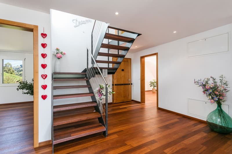Durch die gesamte Wohnung führt ein edler geölten Parkettboden...