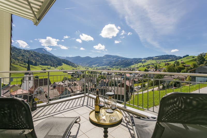 Hier geniessen Sie die traumhafte Fernsicht vom Südwest-Balkon und geniessen die Sonne bis spät abends...