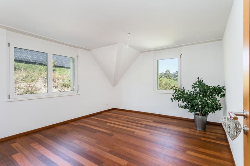 Helles, fast quadratisches Zimmer 2 (15.25 m2)