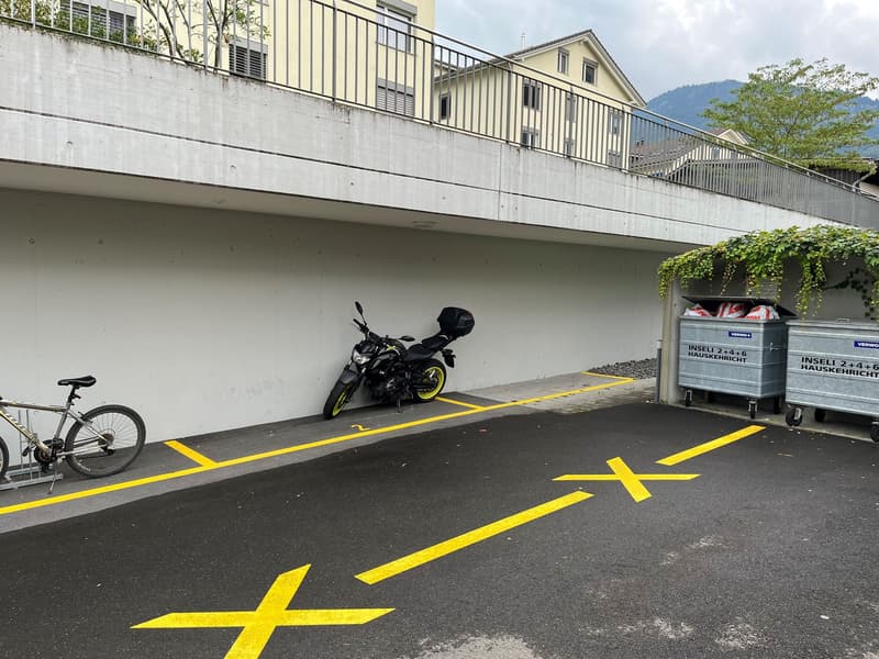 gedeckter Motorradparkplatz in Arth (2)