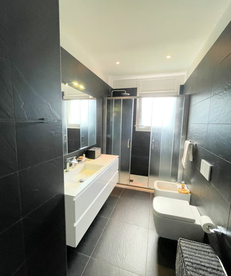 small bathroom with sink, shower stall, bidet and toilet
