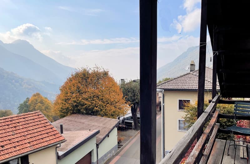 Terrace with view of the mountains, trees and residential buildings