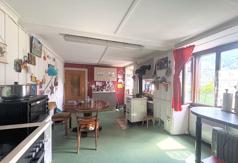 Grande casa in stile alpino in posizione comoda e strategica (9)