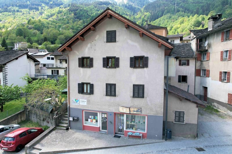 Grande casa in stile alpino in posizione comoda e strategica (4)