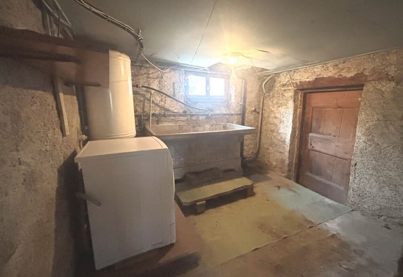 Grande casa in stile alpino in posizione comoda e strategica (17)
