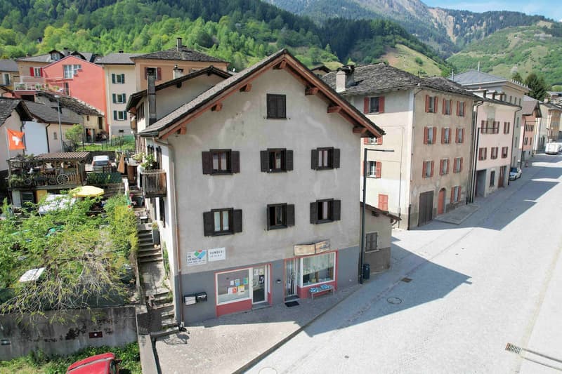 Grande casa in stile alpino in posizione comoda e strategica (3)