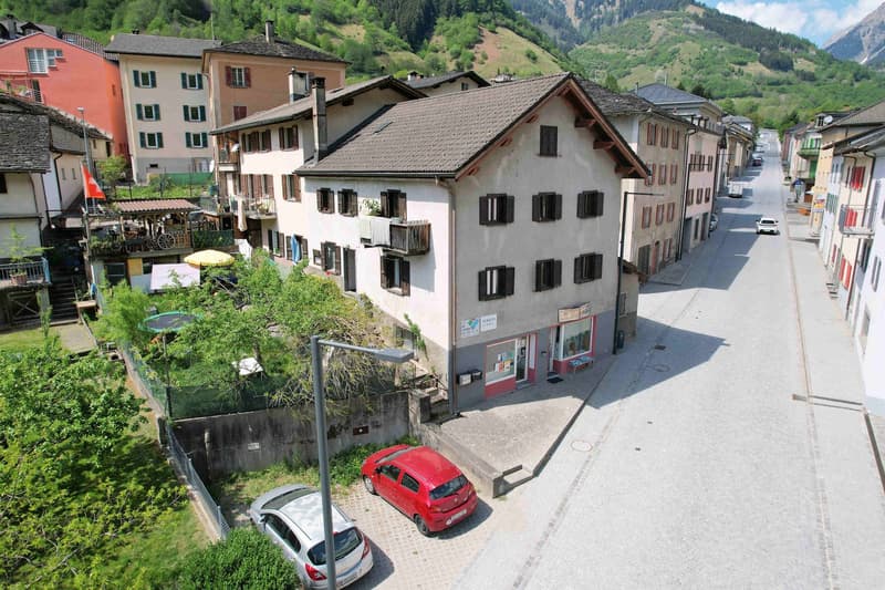 Grande casa in stile alpino in posizione comoda e strategica (2)