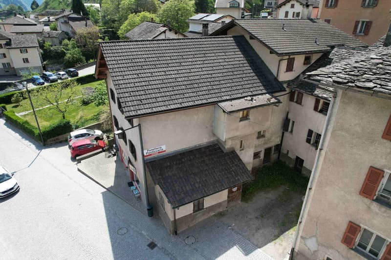 Grande casa in stile alpino in posizione comoda e strategica (5)