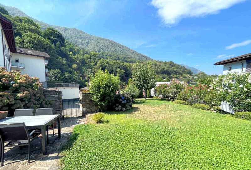 Moderna villetta con bel giardino in zona collinare (5)