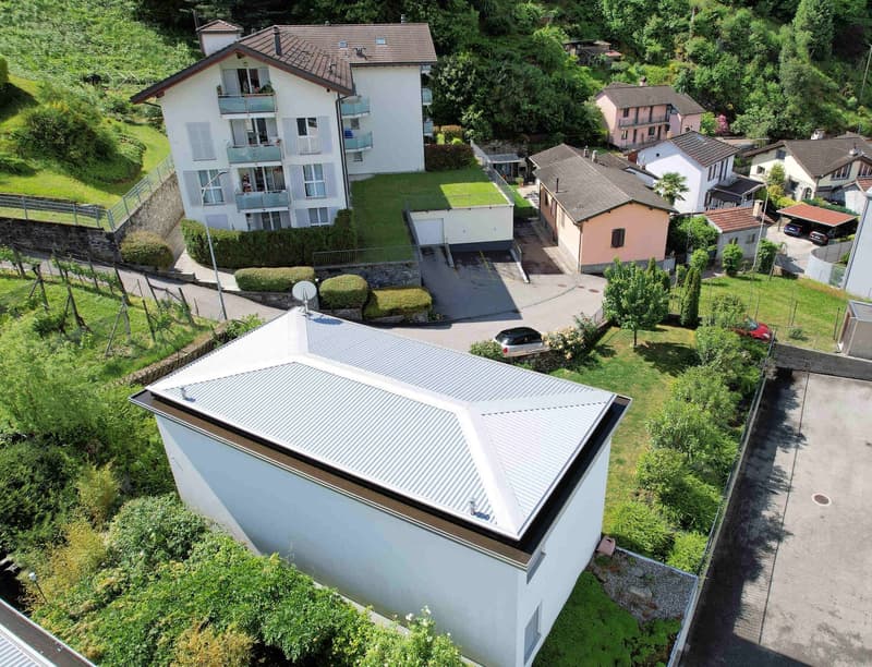 Moderna villetta con bel giardino in zona collinare (4)