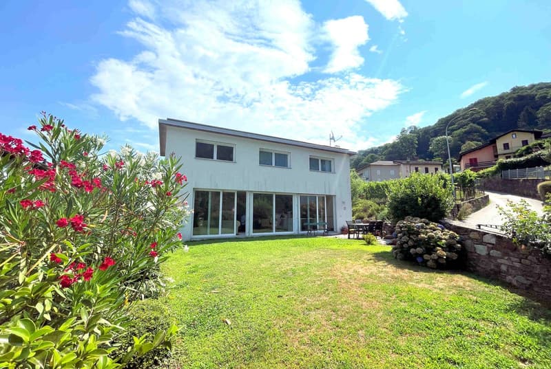 Moderna villetta con bel giardino in zona collinare (7)