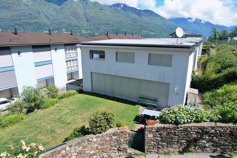 Moderna villetta con bel giardino in zona collinare (2)