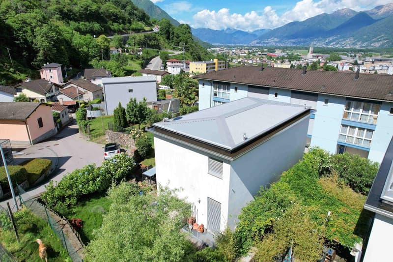 Moderna villetta con bel giardino in zona collinare (3)