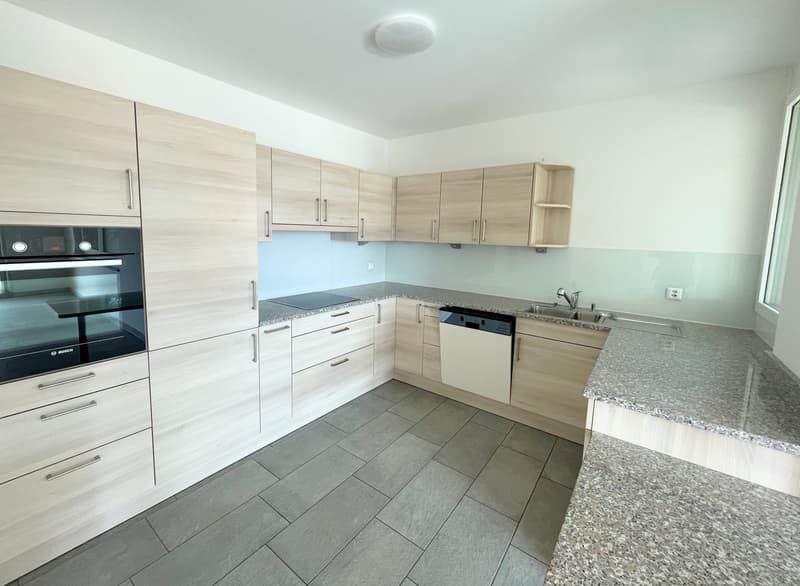 Appartamento con grande terrazza coperta in zona comoda e strategica (7)