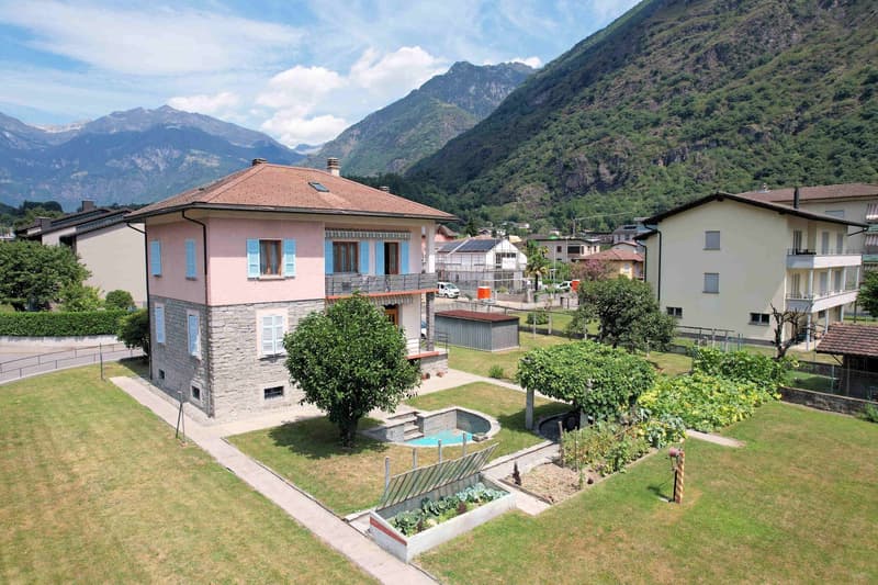 Casa bifamiliare con grande terreno edificabile in zona residenziale (1)