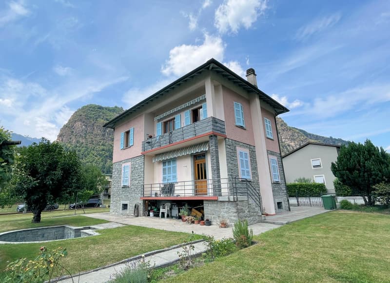 Casa bifamiliare con grande terreno edificabile in zona residenziale (5)
