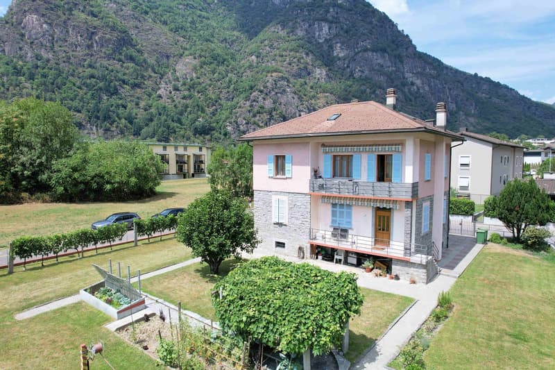 Casa bifamiliare con grande terreno edificabile in zona residenziale (2)