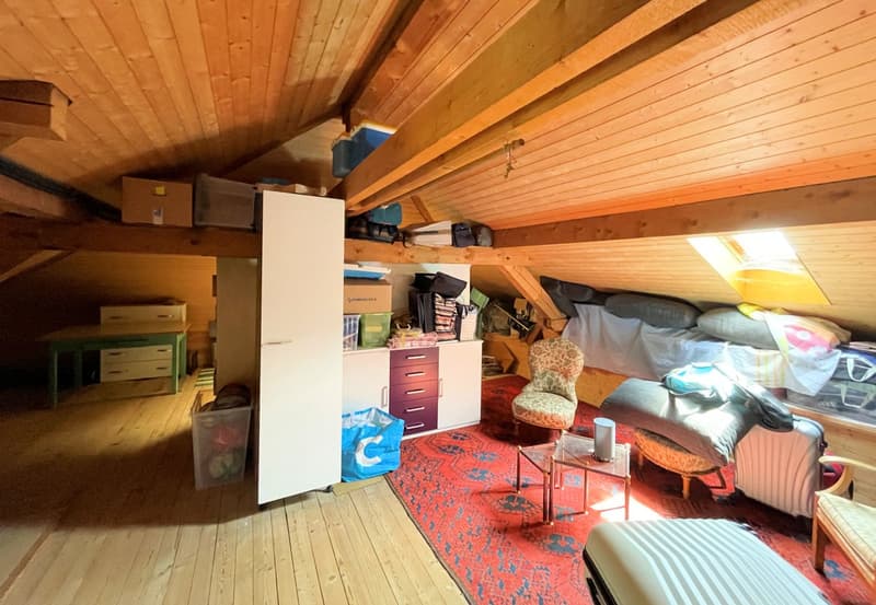 Casa bifamiliare con grande terreno edificabile in zona residenziale (12)