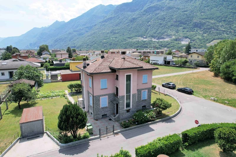 Casa bifamiliare con grande terreno edificabile in zona residenziale (4)