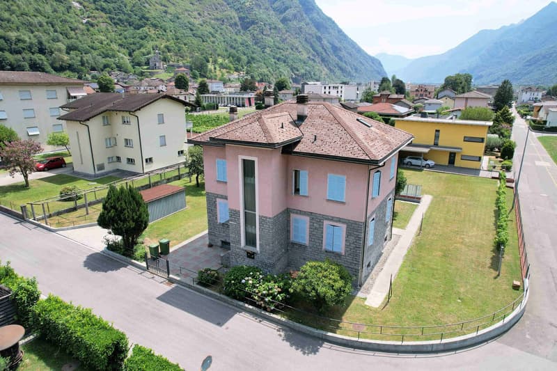 Casa bifamiliare con grande terreno edificabile in zona residenziale (3)