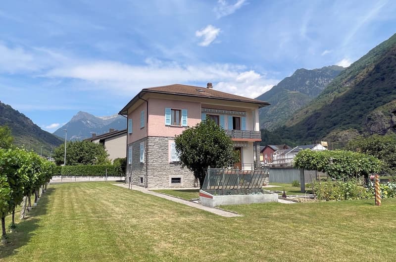 Casa bifamiliare con grande terreno edificabile in zona residenziale (6)