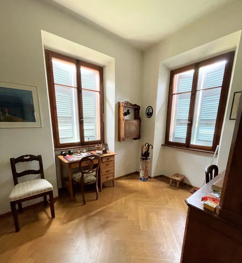 Casa bifamiliare con grande terreno edificabile in zona residenziale (9)