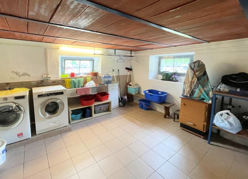 Casa bifamiliare con grande terreno edificabile in zona residenziale (16)