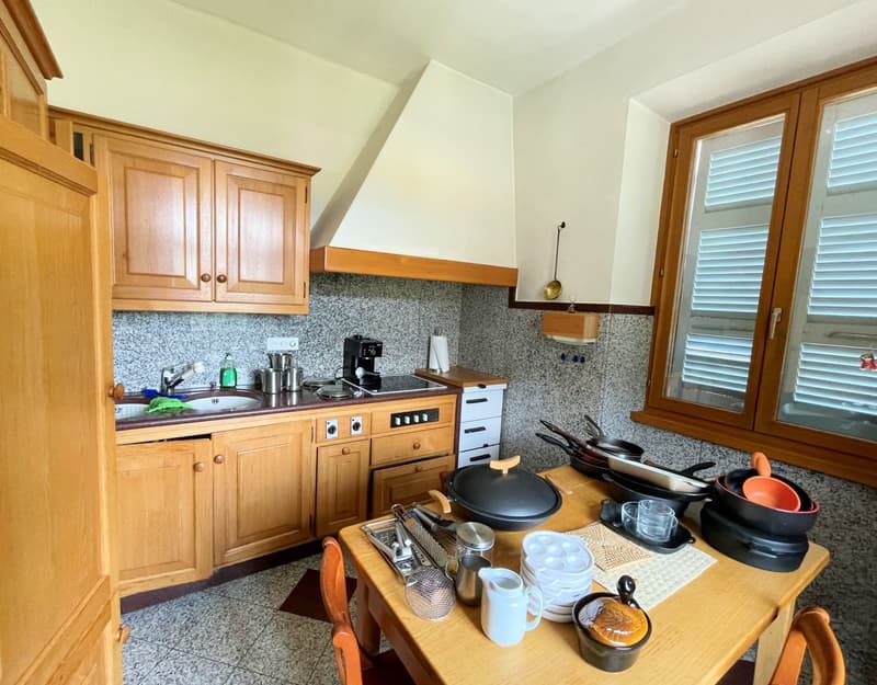 Casa bifamiliare con grande terreno edificabile in zona residenziale (10)