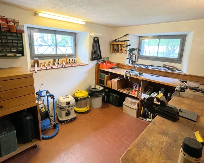 Casa bifamiliare con grande terreno edificabile in zona residenziale (17)