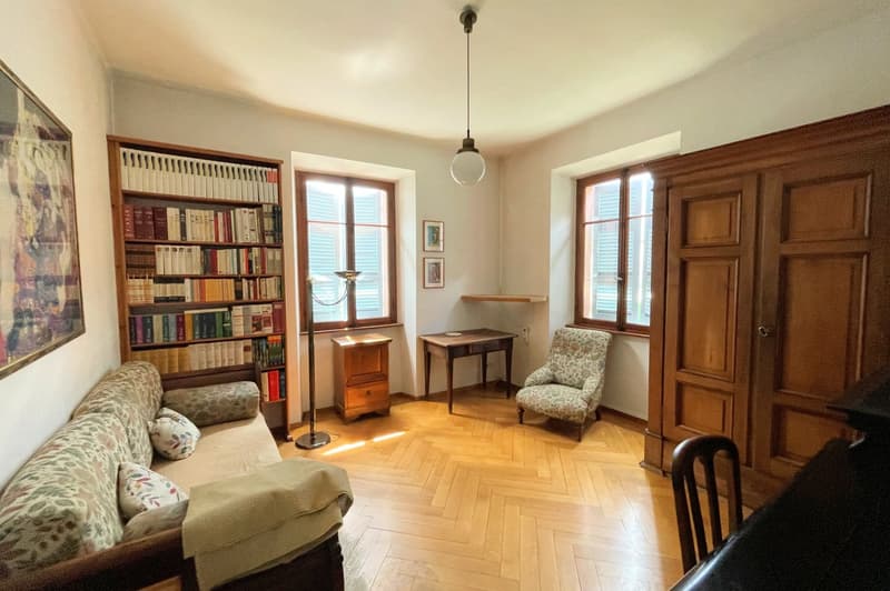 Casa bifamiliare con grande terreno edificabile in zona residenziale (7)