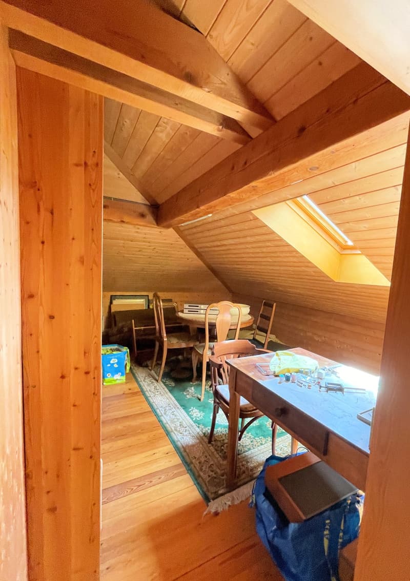 Casa bifamiliare con grande terreno edificabile in zona residenziale (13)